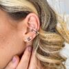 BRINCO EARCUFF COM PÉROLAS MULTICOLOR BANHADO A OURO 18K